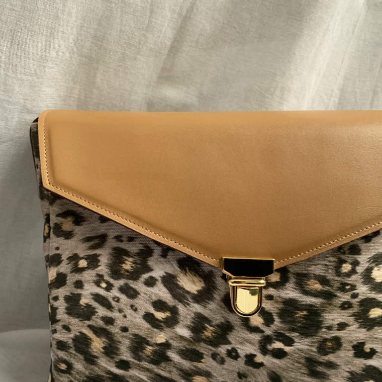 Trendy beige leopard print bag