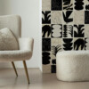 Tapisserie murale motif patchwork avec dessins abstraits noirs sur fond écru