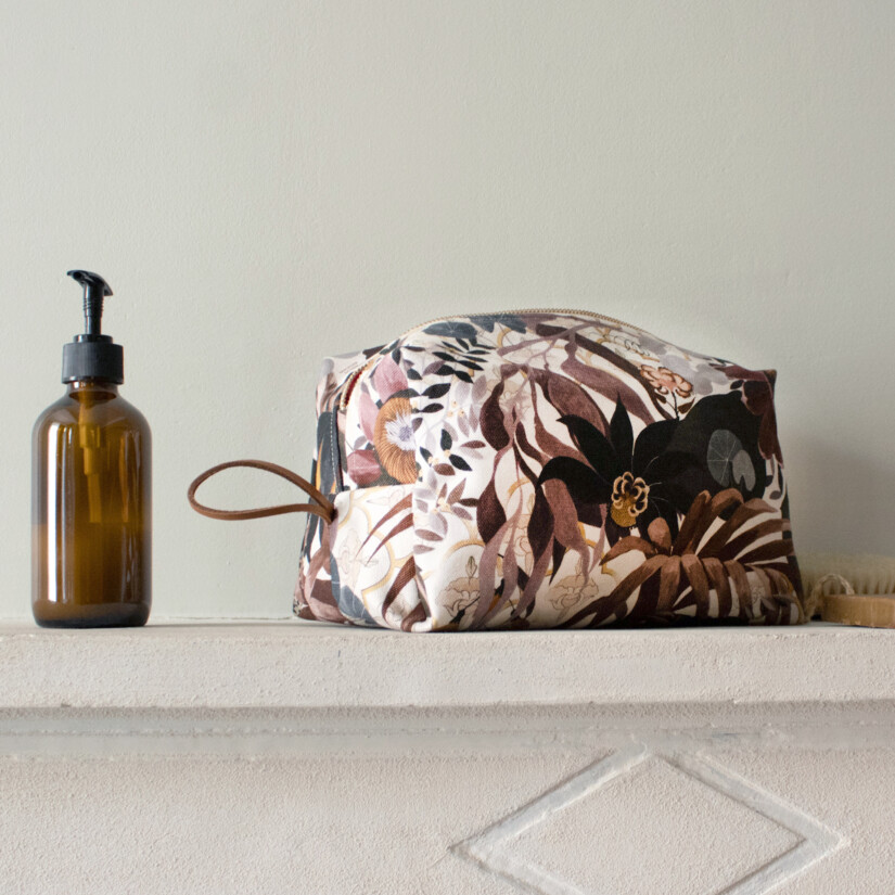 Toiletry bag in patterned fabric. Top-of-the-range hand-made garments - Maison Baluchon