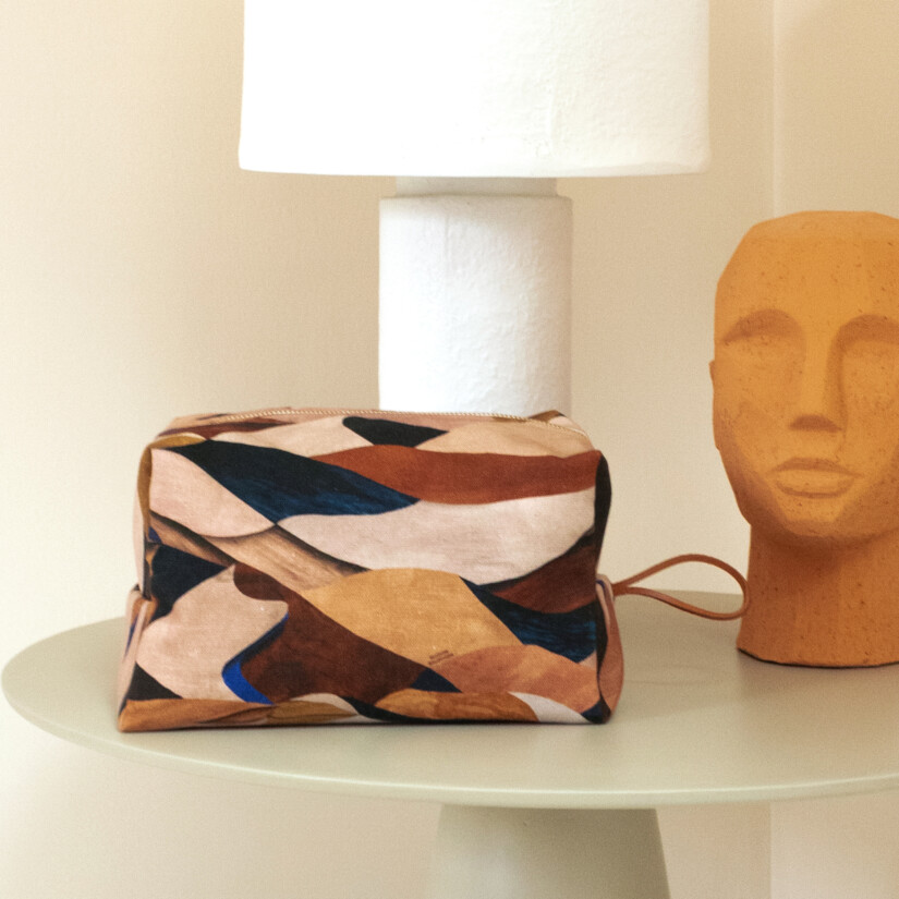 Accessoire de voyage pour compatimenter votre valise avec imprimé graphique aux couleurs terracotta, bleu klein et écru texturé – Maison Baluchon Accessoire de voyage pour compatimenter votre valise avec imprimé graphique aux couleurs terracotta, bleu klein et écru texturé - Maison Baluchon