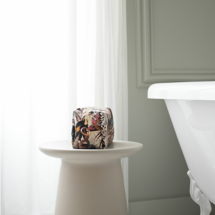 Maison Baluchon - Toiletry bag with Inde N°01 design featuring flowers and wild animals