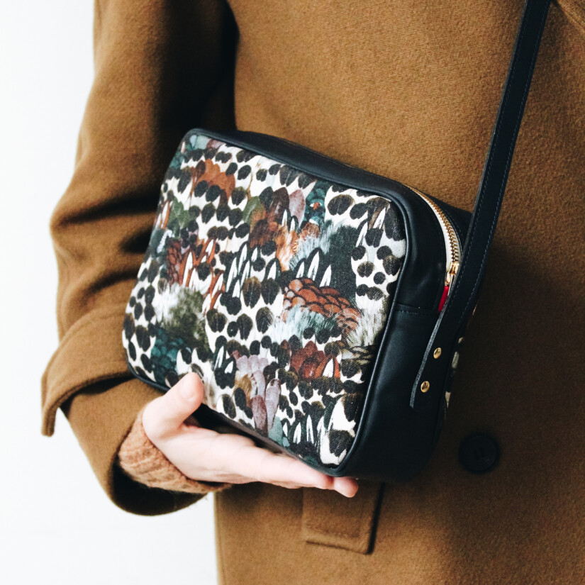 Maison Baluchon - Sac à main crossbody en cuir marine foncé motif sauvage plumes fabrication française